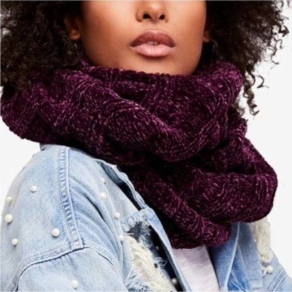 FREE PEOPLE Love Bug Infinity Chenille Soft Cozy Cowl Scarf in Wine - NWT - Picture 5 of 5